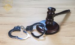 S-a prezentat drept polițist și a șantajat un bărbat, obținând peste 100 000 de lei. Inculpatul, condamnat