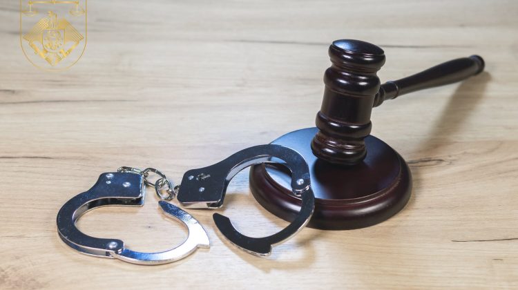 S-a prezentat drept polițist și a șantajat un bărbat, obținând peste 100 000 de lei. Inculpatul, condamnat