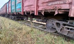 Incident pe calea ferată: Cinci vagoane ale unui tren de marfă au deraiat