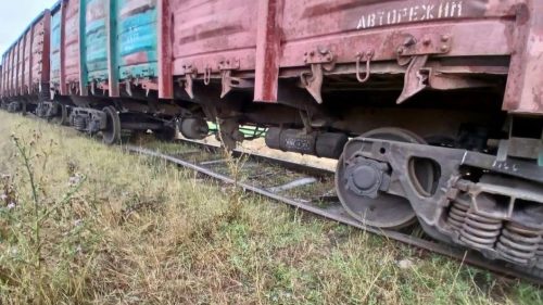 Incident pe calea ferată: Cinci vagoane ale unui tren de marfă au deraiat