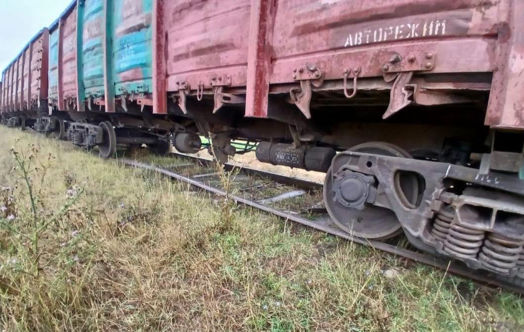 Incident pe calea ferată: Cinci vagoane ale unui tren de marfă au deraiat