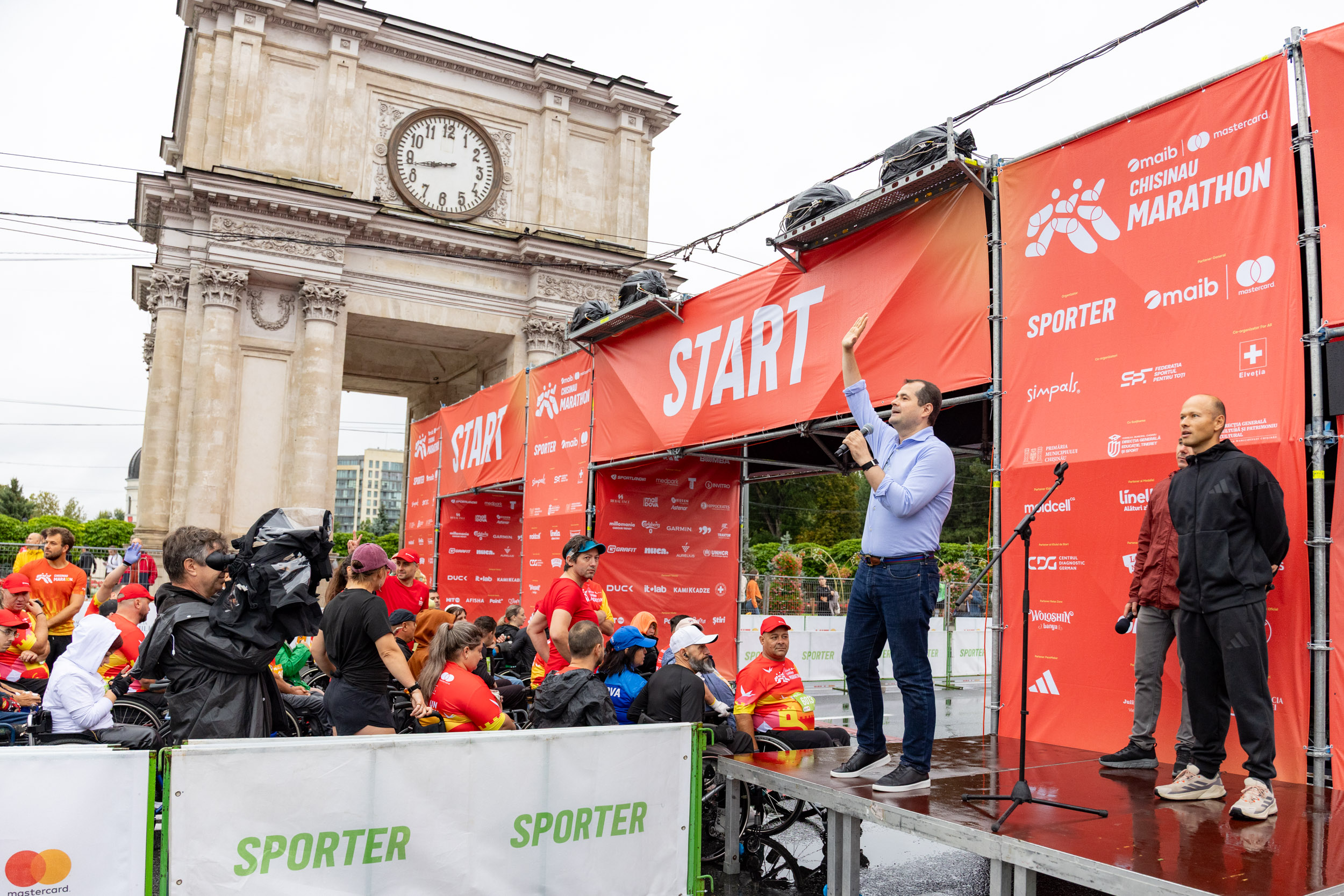 Chișinăul aleargă în ploaie: Peste 10.000 de participanți la Marathon 2026. Tofan: „E o mare mândrie să văd atâta lume”
