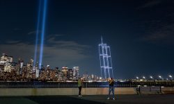 Turnurile Gemene, recreate pe cerul New Yorkului cu 2977 de drone, la 25 de ani de la atentatele din 11 septembrie