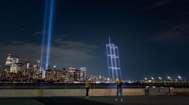 Turnurile Gemene, recreate pe cerul New Yorkului cu 2977 de drone, la 25 de ani de la atentatele din 11 septembrie