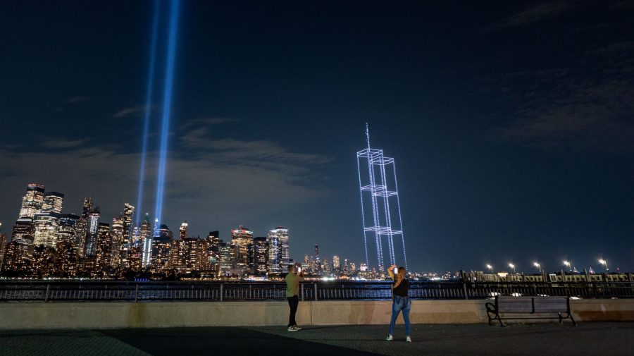 Turnurile Gemene, recreate pe cerul New Yorkului cu 2977 de drone, la 25 de ani de la atentatele din 11 septembrie