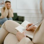 Noi reguli pentru psihologi și psihoterapeuți: Cine va fi obligat să-și completeze studiile