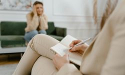 Noi reguli pentru psihologi și psihoterapeuți: Cine va fi obligat să-și completeze studiile