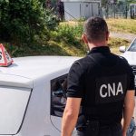 Un instructor auto din Chișinău, încătușat de CNA pentru trafic de influență