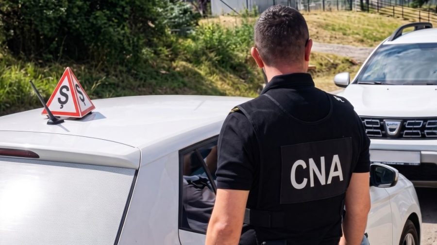Un instructor auto din Chișinău, încătușat de CNA pentru trafic de influență
