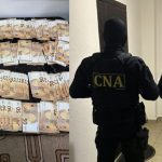 Ar fi promis că „rezolvă” un dosar de viol pentru 7000 de euro. Doi tineri, încătușați și plasați în izolator