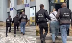 VIDEO El spărgea lacătele, ea stătea de șase: Cuplu, reținut pentru furturi din apartamente