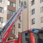 Panică în capitală! O fetiță de 2 ani a rămas blocată în apartament, cu geamurile deschise