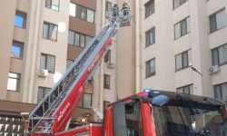 Chișinău: O fetiță de 2 ani a rămas blocată în apartament, cu geamurile deschise