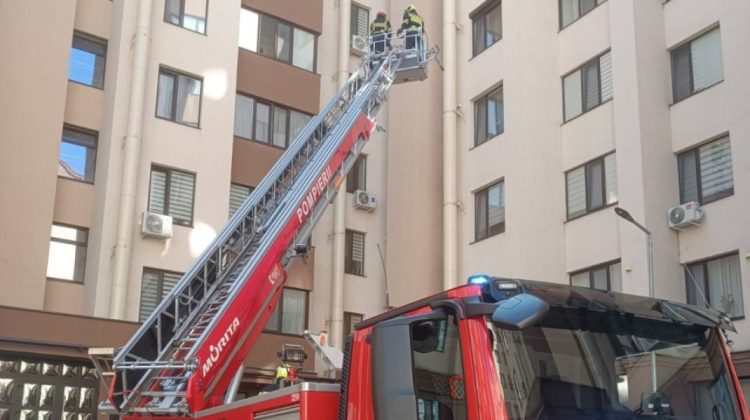 Panică în capitală! O fetiță de 2 ani a rămas blocată în apartament, cu geamurile deschise