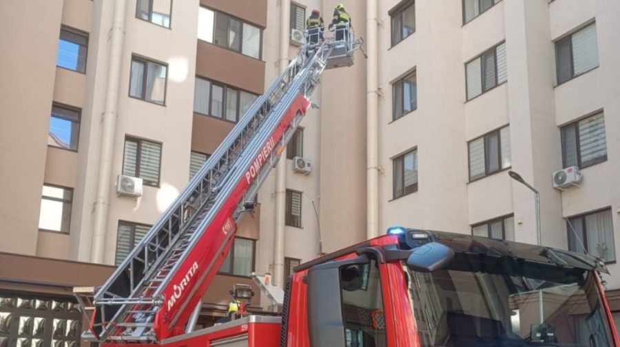 Chișinău: O fetiță de 2 ani a rămas blocată în apartament, cu geamurile deschise