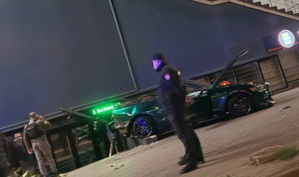 VIDEO Un Ford Mustang a intrat într-un centru comercial din Capitală