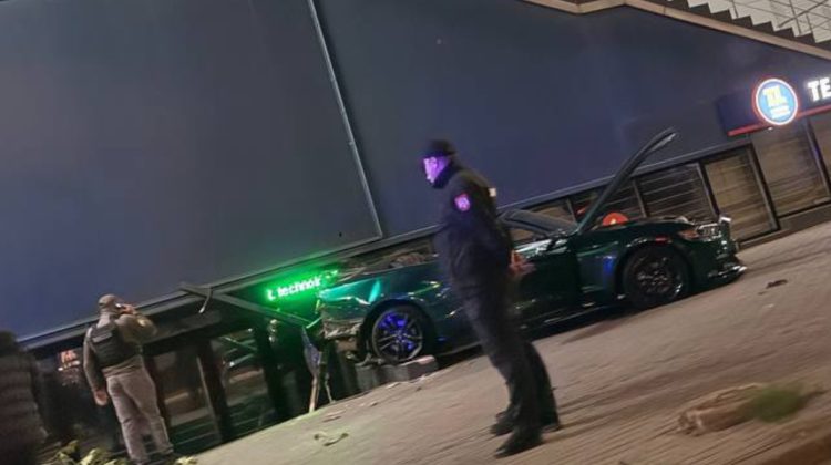 VIDEO Un Ford Mustang a intrat într-un centru comercial din Capitală