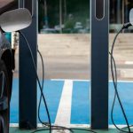 România: Amenzi pentru șoferii care parchează pe locurile destinate mașinilor electrice