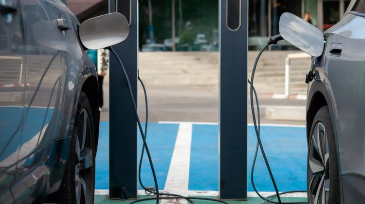 România: Amenzi pentru șoferii care parchează pe locurile destinate mașinilor electrice