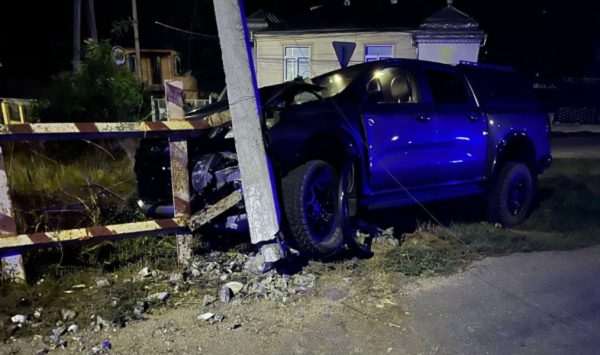 Un militar băut la volan a intrat cu mașina armatei într-un stâlp, la Otaci