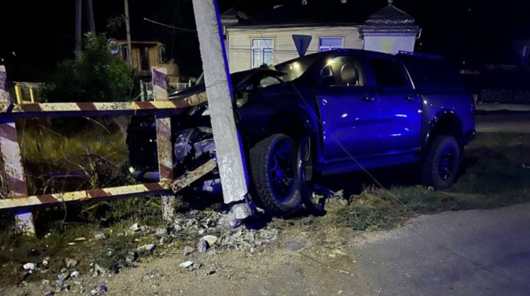 Un militar băut la volan a intrat cu mașina armatei într-un stâlp, la Otaci