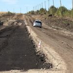 Drumul dintre Hîrtop și Ghindești, un coșmar pentru șoferi după ploaie: În noroi a rămas blocat un autobuz școlar