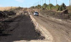 Drumul dintre Hîrtop și Ghindești, un coșmar pentru șoferi după ploaie: În noroi a rămas blocat un autobuz școlar