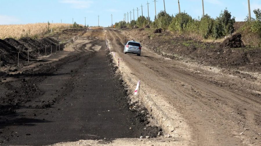 Drumul dintre Hîrtop și Ghindești, un coșmar pentru șoferi după ploaie: În noroi a rămas blocat un autobuz școlar