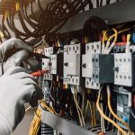 Trei români s-au dat drept electricieni și au furat ceasuri și bijuterii din mai multe case din Elveția