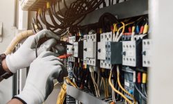 Trei români s-au dat drept electricieni și au furat ceasuri și bijuterii din mai multe case din Elveția