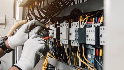 Trei români s-au dat drept electricieni și au furat ceasuri și bijuterii din mai multe case din Elveția