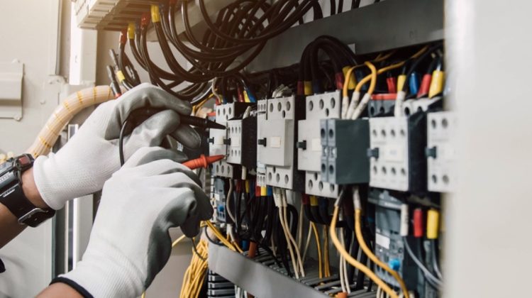 Trei români s-au dat drept electricieni și au furat ceasuri și bijuterii din mai multe case din Elveția