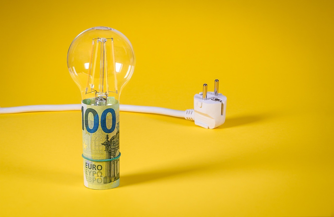 Energia cumpărată de Energocom s-a scumpit cu 17% în august: Cât a costat un MWh