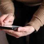 Peste 180 de mii de lei, furați prin telefon de la o femeie: Escrocii s-au dat drept angajați ai Premier Energy