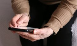 Peste 180 de mii de lei, furați prin telefon de la o femeie: Escrocii s-au dat drept angajați ai Premier Energy
