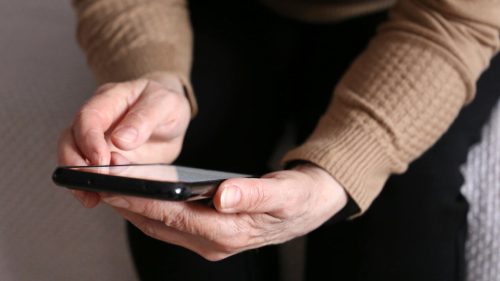Peste 180 de mii de lei, furați prin telefon de la o femeie: Escrocii s-au dat drept angajați ai Premier Energy