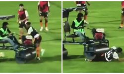 Momentul în care un fotbalist este călcat de un cilindru compactor, chiar pe teren