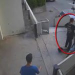 VIDEO Furt ziua în amiaza mare! O femeie a sustras o trotinetă chiar din fața unui bloc