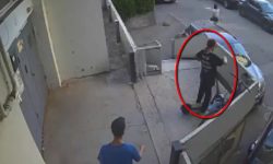 VIDEO Furt ziua în amiaza mare! O femeie a sustras o trotinetă chiar din fața unui bloc
