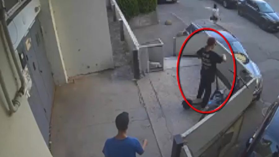 VIDEO Furt ziua în amiaza mare! O femeie a sustras o trotinetă chiar din fața unui bloc