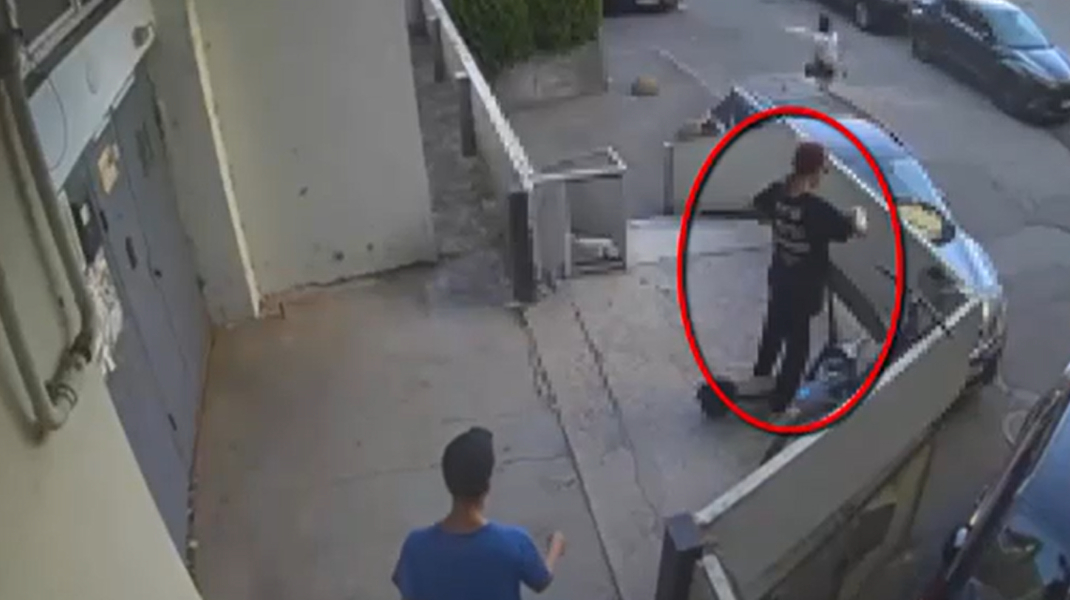 VIDEO Furt ziua în amiaza mare! O femeie a sustras o trotinetă chiar din fața unui bloc