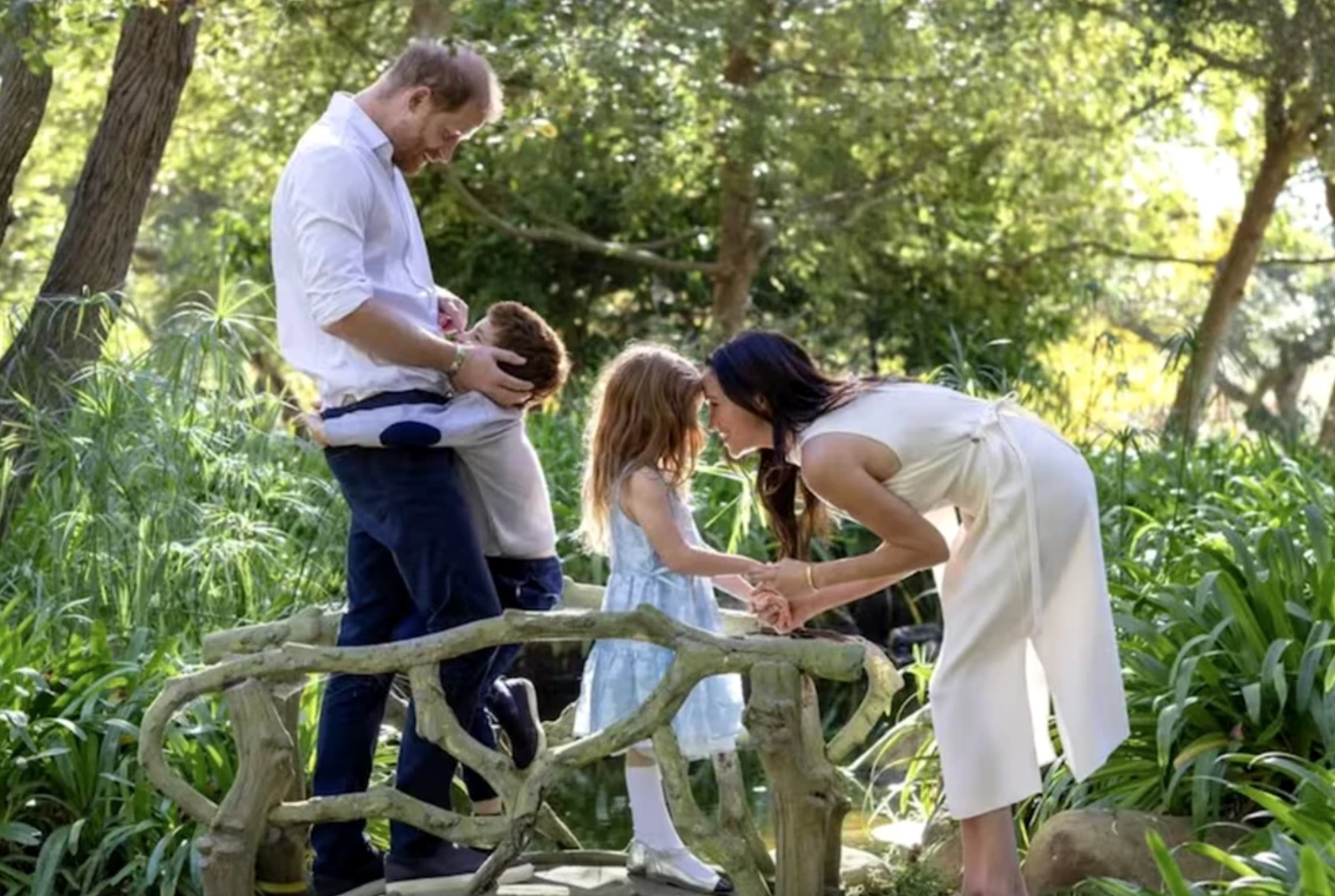 VIDEO Harry, Meghan și cei doi copii ai lor, imagini rare din viața de familie, după revenirea în Marea Britanie