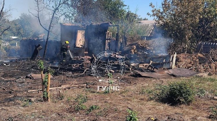 Incendiu pe un teren abandonat din Tiraspol. Flăcările au cuprins 1.000 de metri pătrați