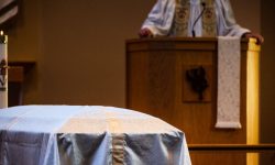 Danemarca își instruiește preoții pentru război: Biserica, pregătită să facă față unui număr mare de militari decedați
