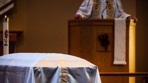 Danemarca își instruiește preoții pentru război: Biserica, pregătită să facă față unui număr mare de militari decedați