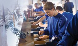 Peste 2.700 de elevi au ales studiile combinate cu practica: Cum a crescut interesul pentru învățământul dual