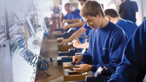 Peste 2.700 de elevi au ales studiile combinate cu practica: Cum a crescut interesul pentru învățământul dual