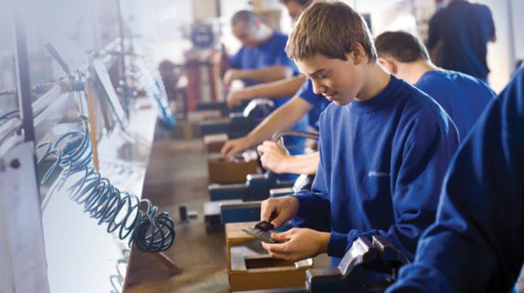 Peste 2.700 de elevi au ales studiile combinate cu practica: Cum a crescut interesul pentru învățământul dual