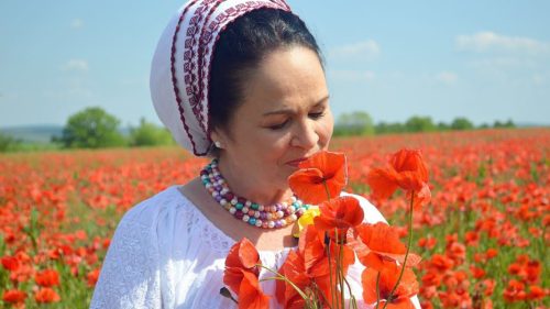 Nu se teme de vârstă! O renumită cântăreață din Moldova merge la sală și la înot la 74 de ani