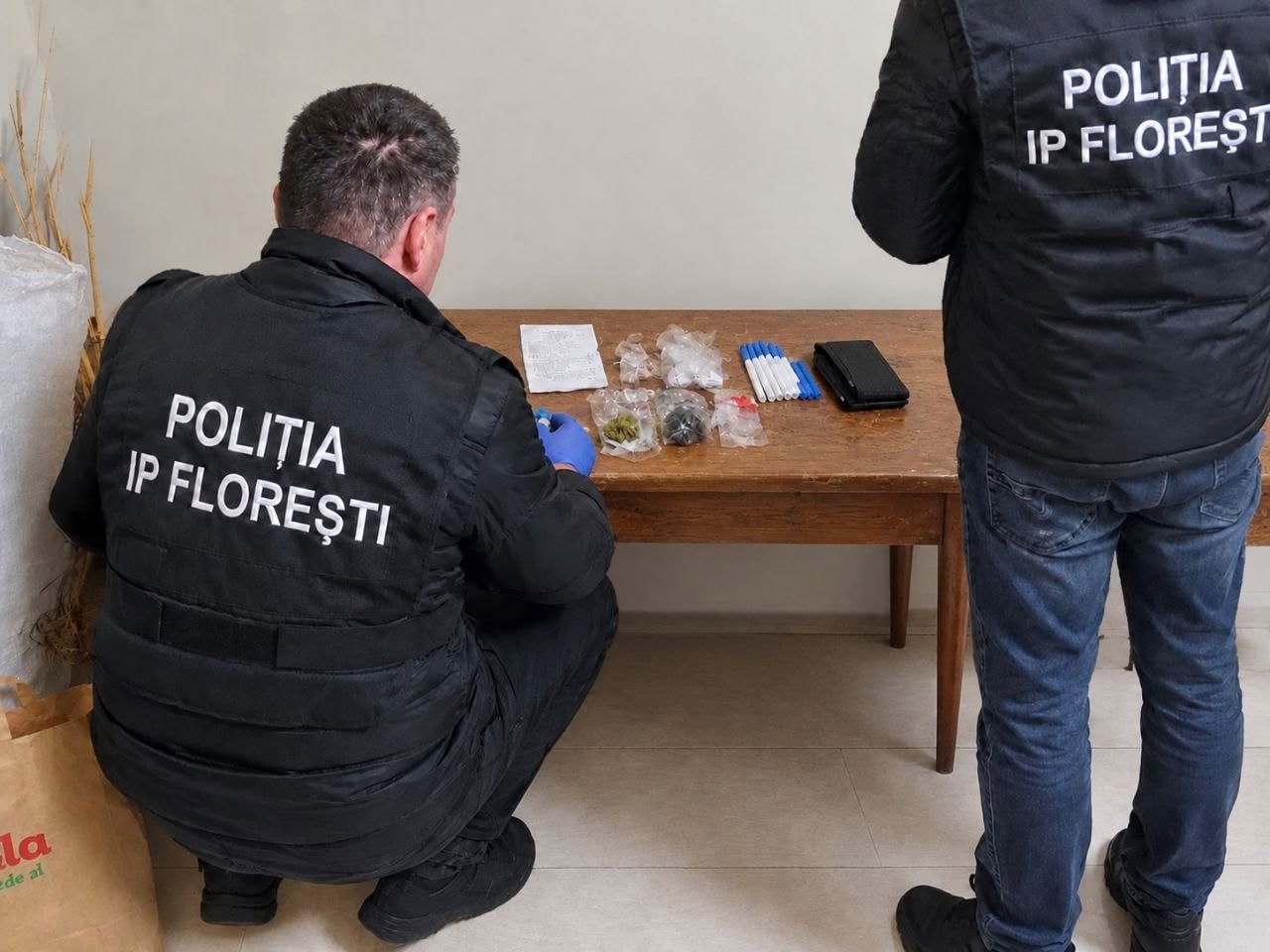 Un bărbat de 35 de ani, oprit de polițiști la Florești. Avea trei pachețele cu substanțe suspecte
